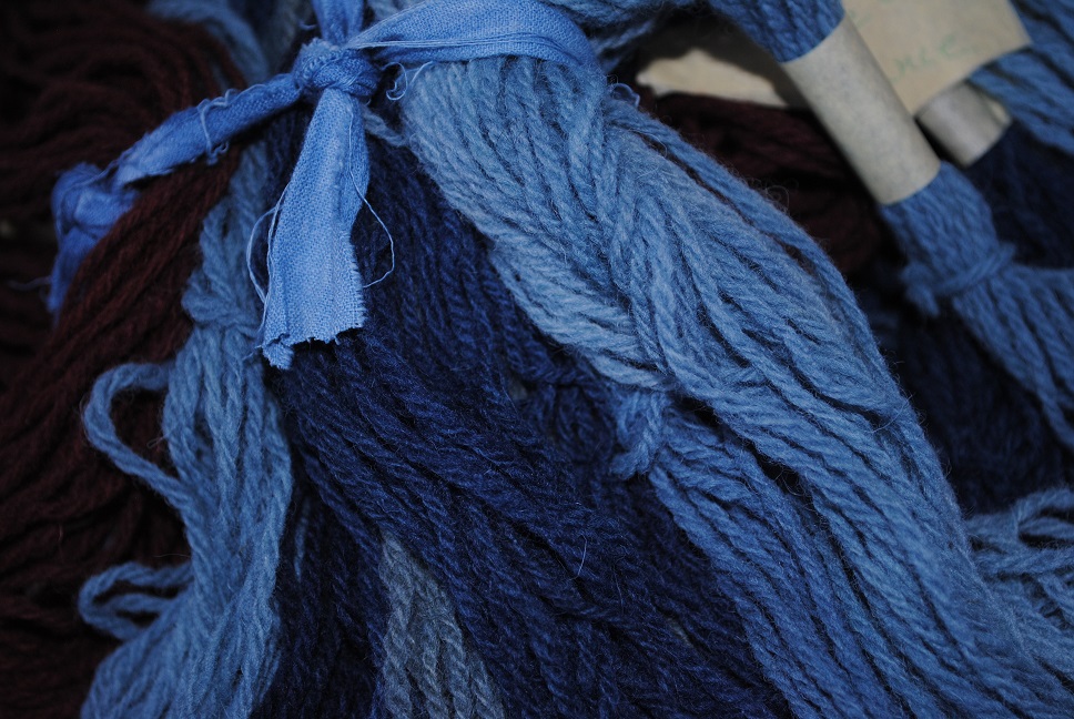 Teinture naturelle facile: teindre la laine en bleu avec de la