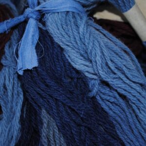 Teinture d'un nuancier de bleus à l'indigo naturel à partir d'échevettes de laine (non teintes ou naturellement teintes comme bizet ou noire du velay pour obtenir des nuances plus foncées)
