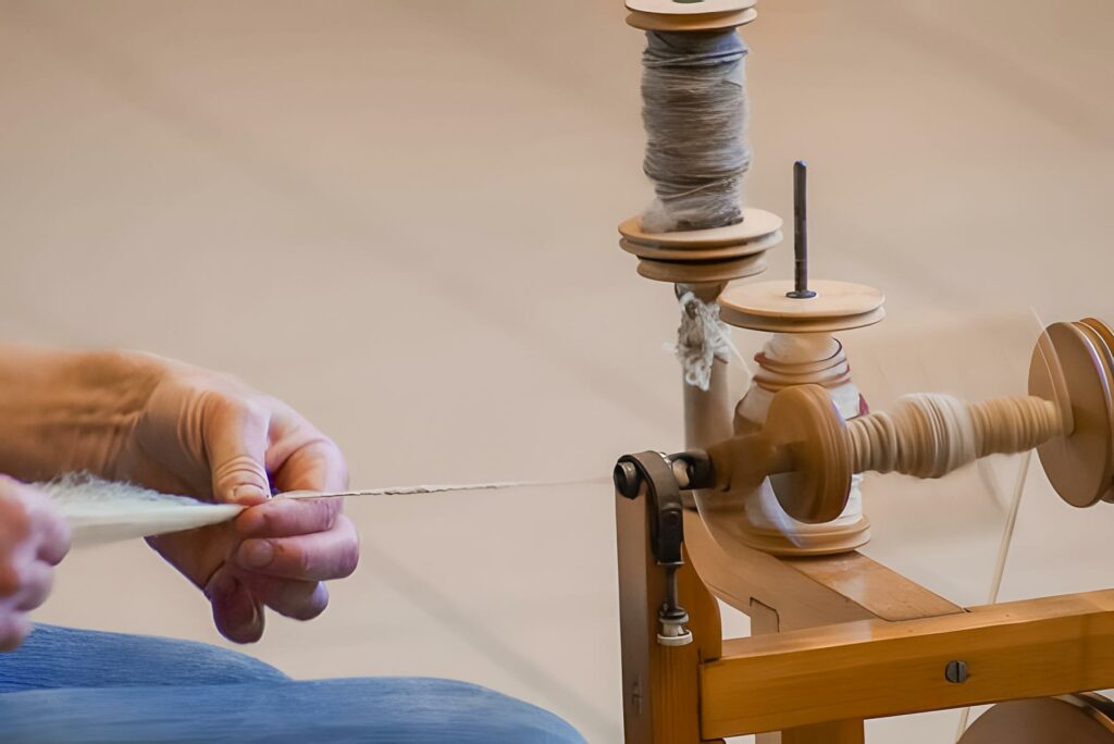 Filage de la laine au fuseau et au rouet