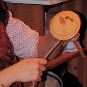 formation_filage_fuseau_transformation_valorisation_laine_lainamac Cardage et filage au fuseau