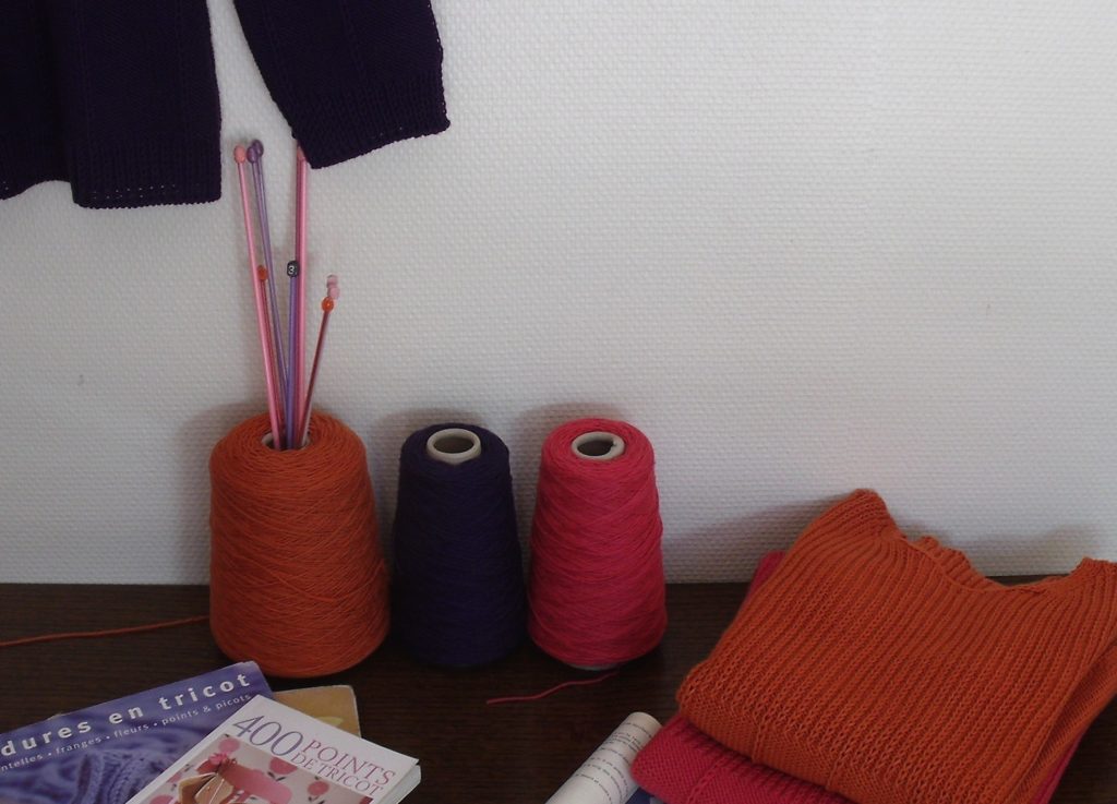 Création de tricot en maille fait main. Une formation pour approfondir et perfectionner sa technique du tricot à la main appliqué à la création vestimentaire. Avec Elfie Haas, tricoteuse