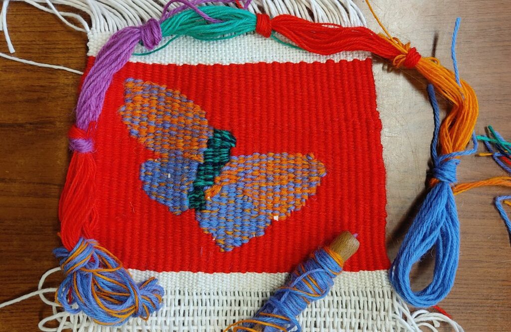 Tapisserie sur cadre en bois