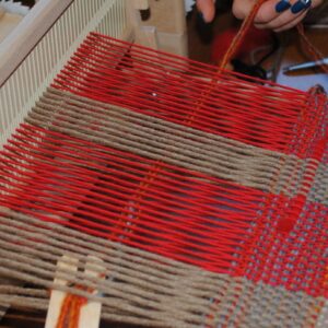tisssage d'une écharpe en laine sur métier à tisser Pénélope Initiation au tissage sur métier à tisser Pénélope et réalisation d'une écharpe