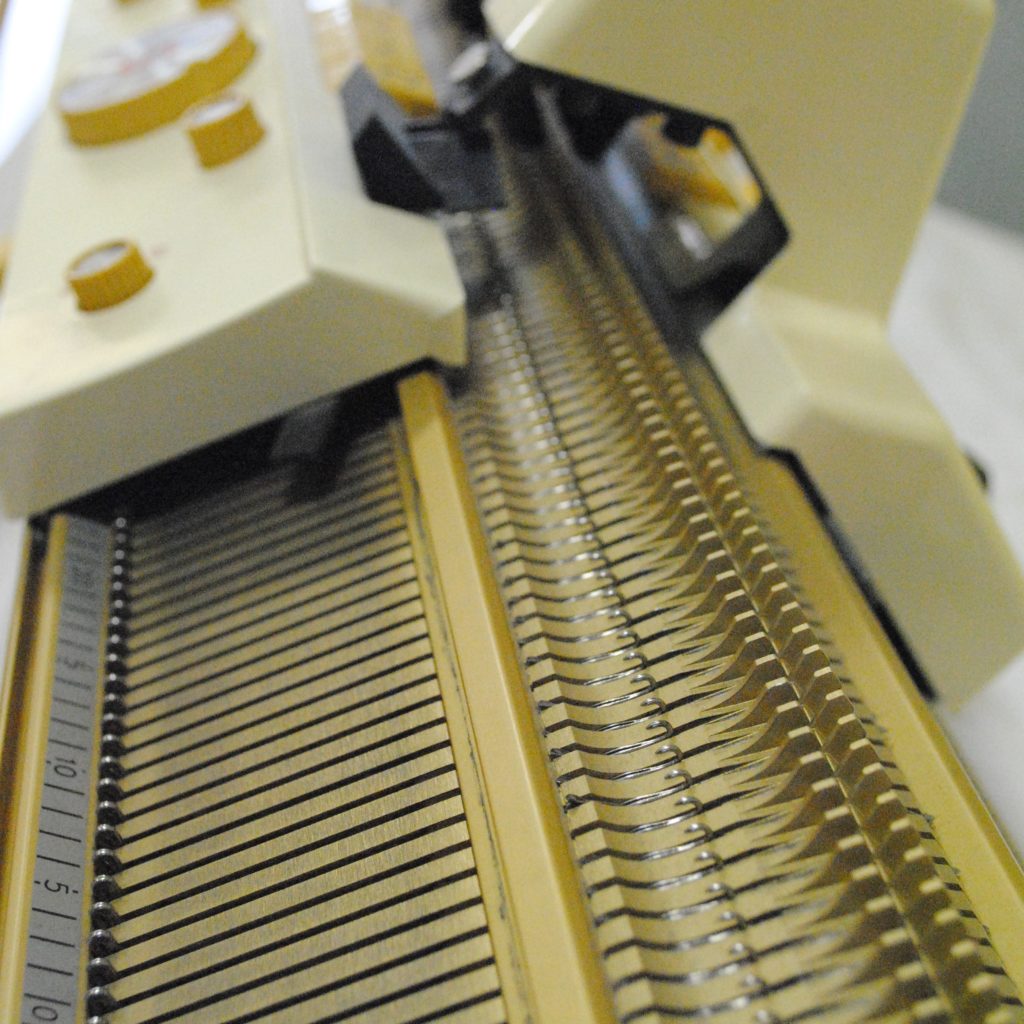 Atelier partagé équipé d'une machine à tricoter