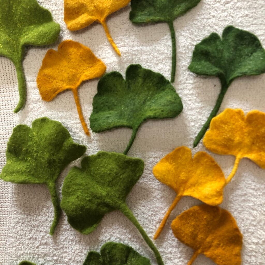 Broche feuille de gingko en feutre