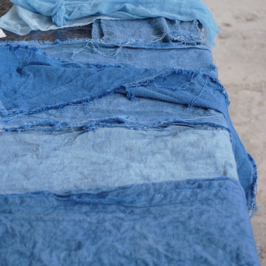 Teinture d'un nuancier de bleus à l'indigo naturel à partir d'échevettes de laine (non teintes ou naturellement teintes comme bizet ou noire du velay pour obtenir des nuances plus foncées)