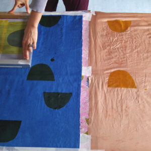 Formation de perfectionnement à l'impression textile en couleurs naturelles avec Juliette Vergne