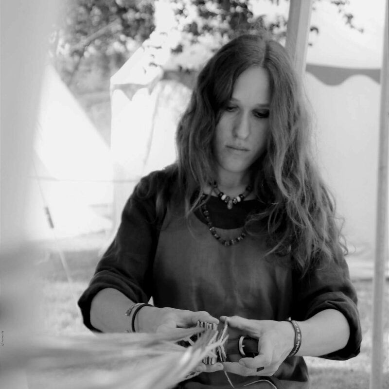 Portrait Camille Blandin, tisserande passementière, spécialisée dans le tissage médiéval aux cartes Portrait Camille Blandin, tisserande passementière, spécialisée dans le tissage médiéval aux cartes