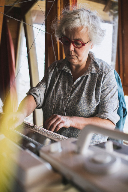 Portrait de Françoise Lesage sur machine à tricoter