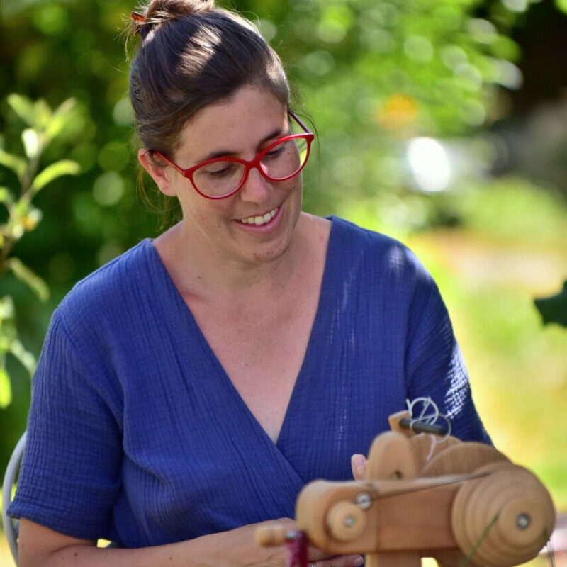 Portrait de Claire des Bruyères, professionnelle des arts du fils et formatrice filage créatif Portrait de Claire des Bruyères, professionnelle des arts du fils et formatrice filage créatif