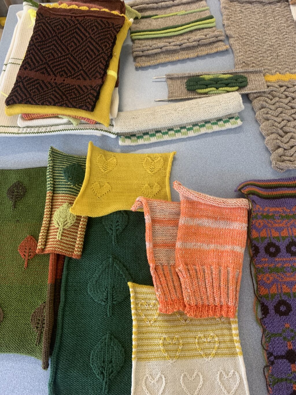 Tricot à la machine : recherche, développements de motifs, textures et mise en forme