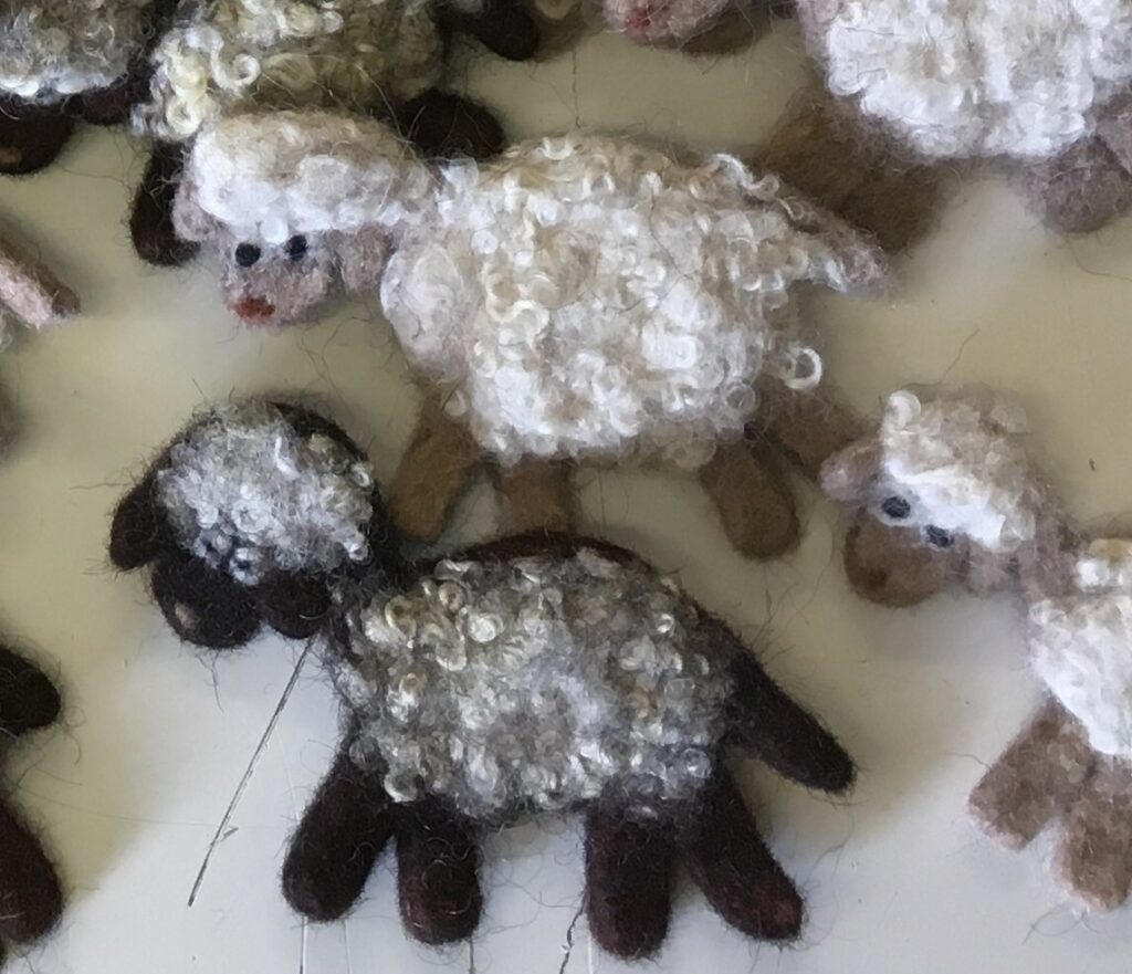 Broche mouton en laine brute