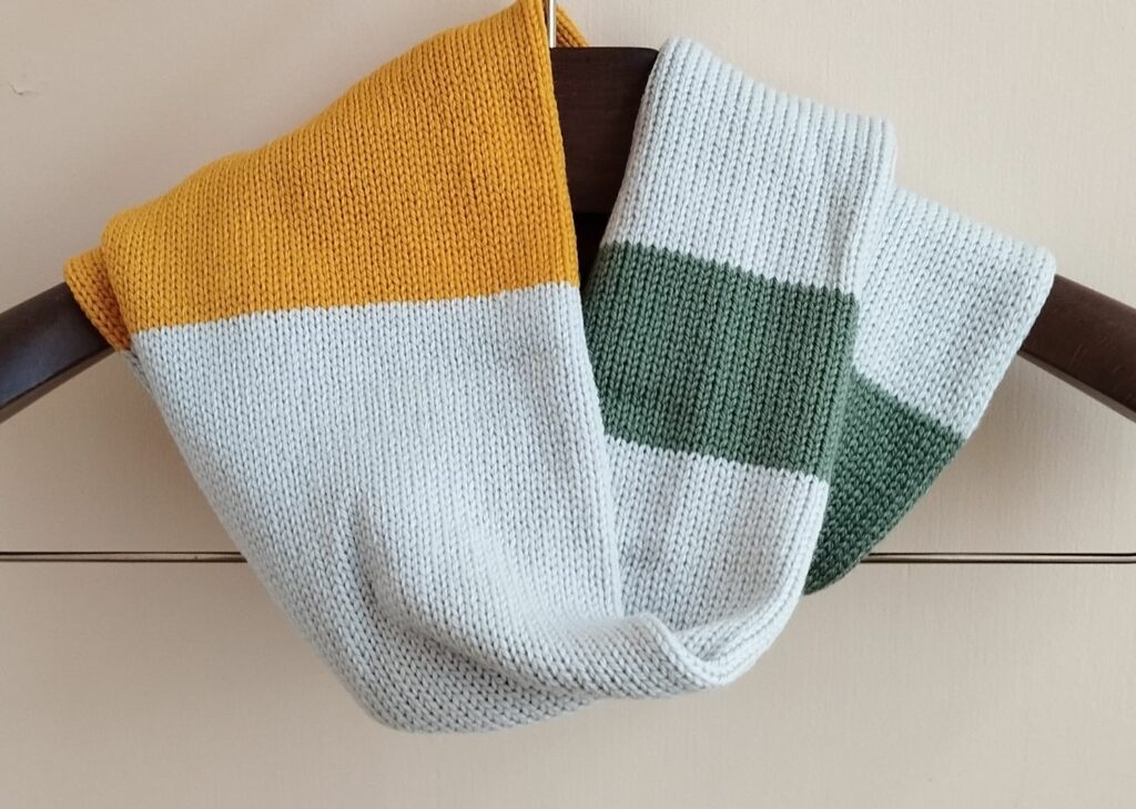 Snood bicolore à la machine à tricoter