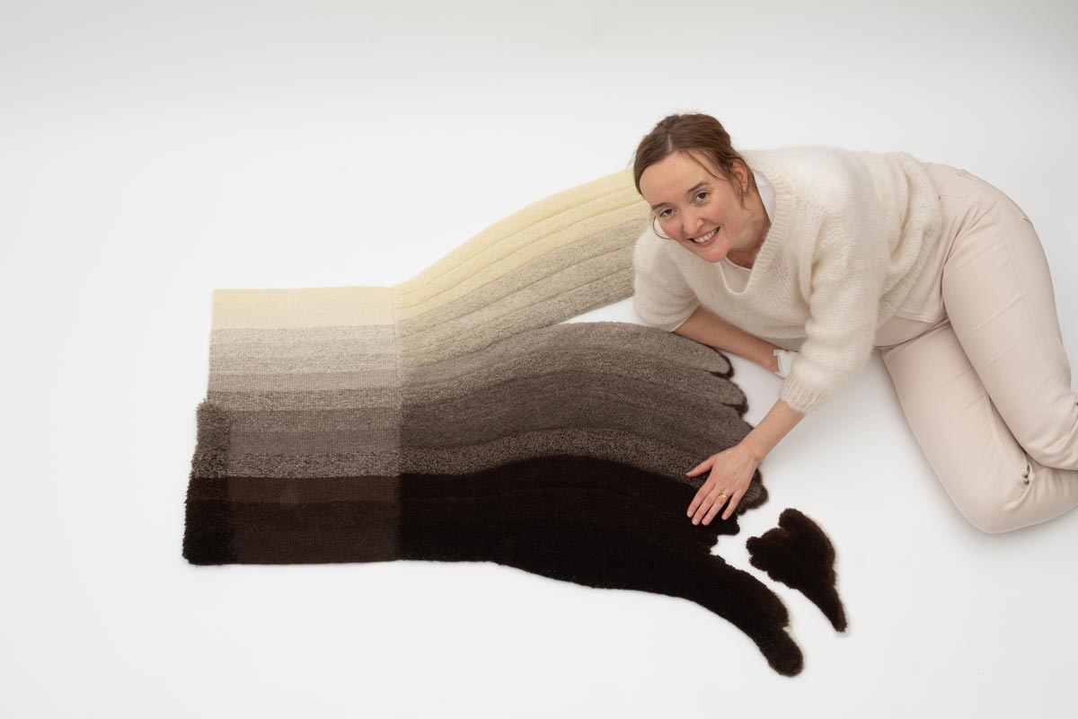 Artiste et designer textile, Justine Van Impe développe une pratique artistique principalement centrée sur la technique de la tapisserie sur métier de haute lisse et la sculpture textile.