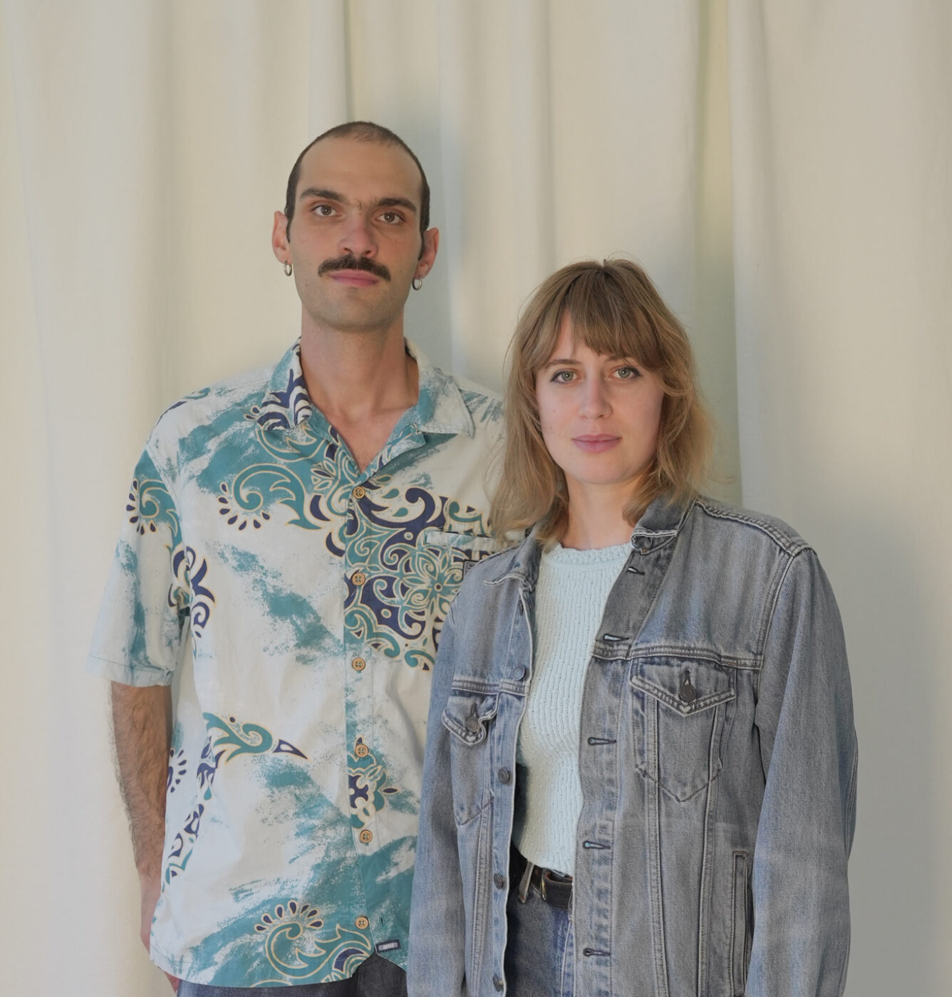 Emmylou Doutres est designer textile, spécialisée sur les questions d’éco-conception.
Clément Rosenberg est décorateur et professeur, et s'interroge sur la place des objets souples dans les arts décoratifs.